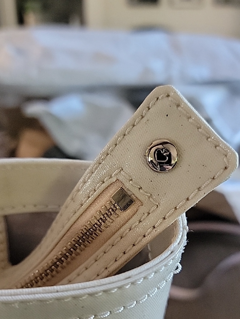 kate spade New York Cream Minnie Mouse Tote with Black Leather Handles~Like New - Picture 16 of 16